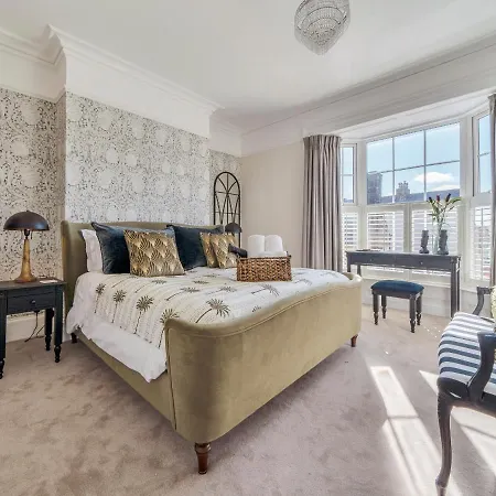 Regatta House 휫비