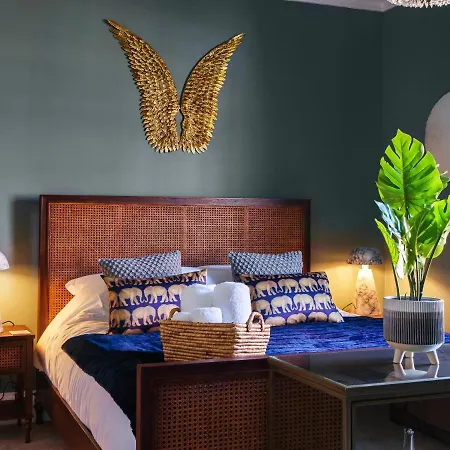 Regatta House 펜션 휫비