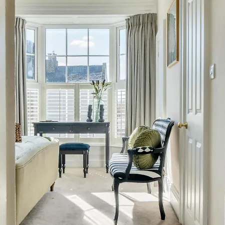 Regatta House 펜션 휫비